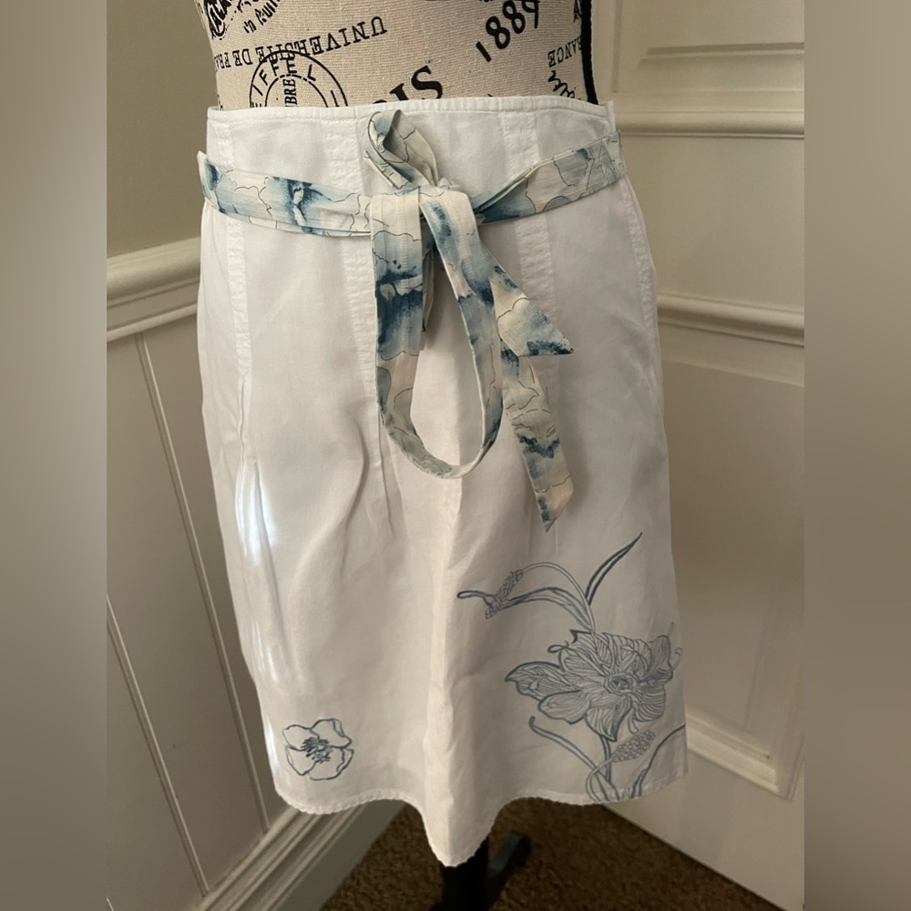Kenzie white cotton embroidered skirt with belt